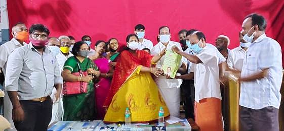 மயிலாடுதுறையில் கட்டுமானத் தொழிலாளா்களுக்கு பொங்கல் பரிசுத் தொகுப்பு