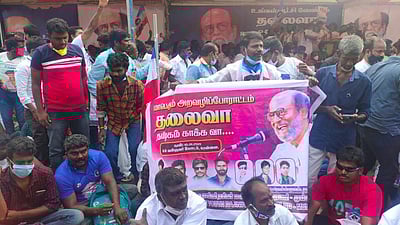 தேர்தலுக்கு ஒரு மாதம் முன்பு கட்சித் தொடங்கினாலும் ரஜினி தான் முதல்வர்: ரசிகர்கள்