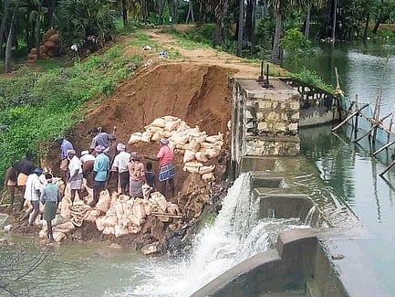 சுரண்டை இரட்டைகுளம் கரை உடையும் அபாயம்