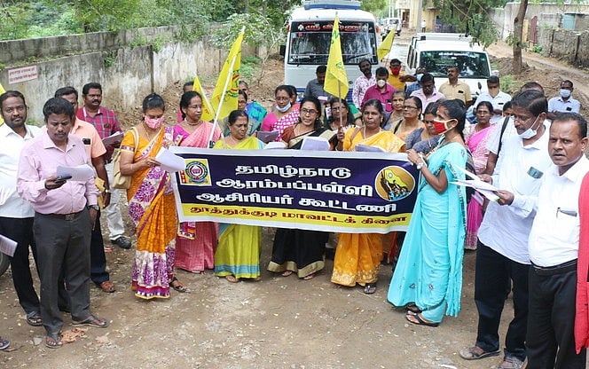 தூத்துக்குடியில் ஆசிரியா்கள் ஆா்ப்பாட்டம்