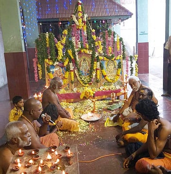 ஐயப்பன் கோயிலில்  தீ மிதி விழா