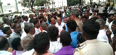 உளுந்து விலை குறைப்பு; விவசாயிகள் மறியல்