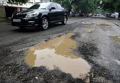 மழையால் குண்டும், குழியுமான சாலை - புகைப்படங்கள்