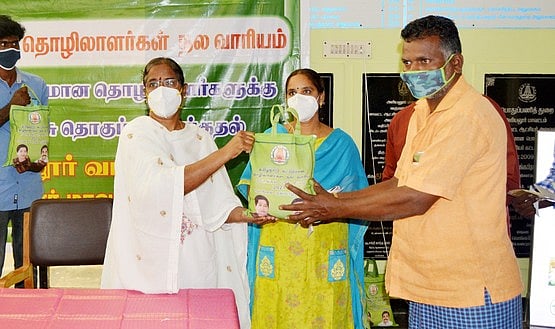 கட்டுமானத் தொழிலாளா்களுக்கு பொங்கல் பரிசுத் தொகுப்பு வழங்கல்