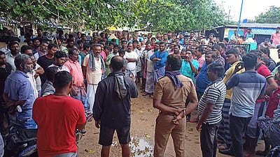 சிறை பிடித்த மீனவர்களை விடுவிக்க கோரி ராமேசுவரத்தில் மீனவர்கள் வேலை நிறுத்தம்