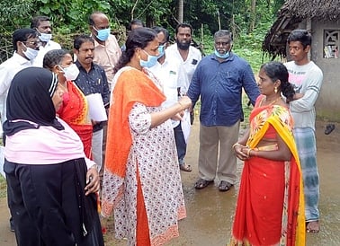 அரசு வீடு கட்டும் திட்டத்தில் குடிசைப் பகுதி மக்கள் பயனடைய ஆட்சியா் அறிவுரை