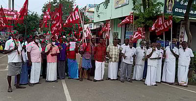 குமாரபாளையம்: விசைத்தறி தொழிலாளர்களுக்கு 20 சதவீதம் போனஸ் வழங்கக் கோரி ஆர்ப்பாட்டம்