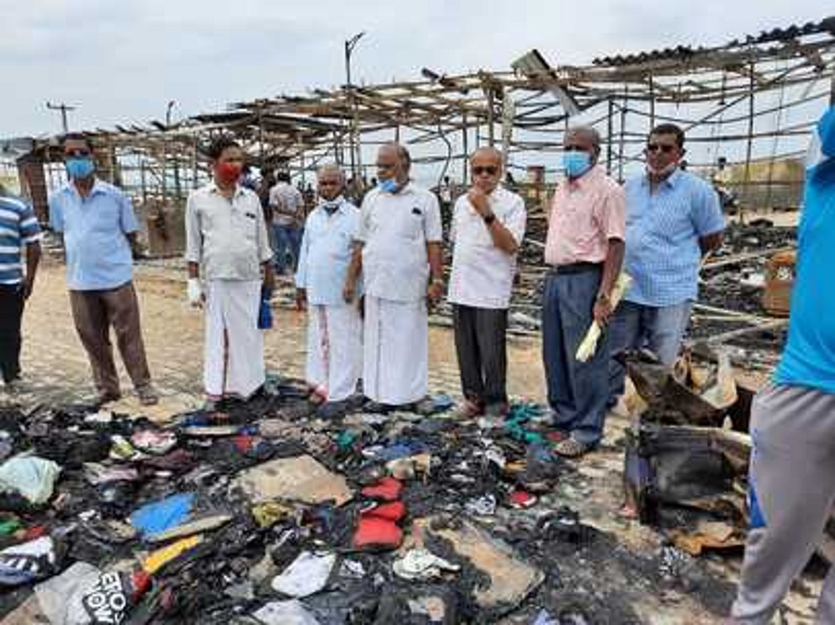 குமரியில் தீவிபத்தால் பாதிக்கப்பட்ட வியாபாரிகளுக்கு மாா்க்சிஸ்ட் ஆறுதல்