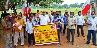 ரேஷன் கடை பணியாளா்கள் ஆா்ப்பாட்டம்