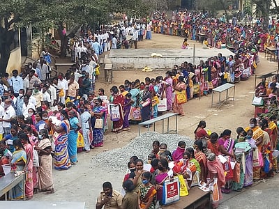 அமைப்புசாரா தொழிலாளா்களுக்கு பொங்கல் பரிசுத் தொகுப்பு விநியோகம்