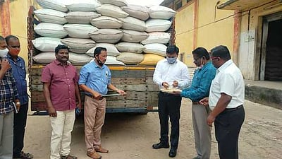 கிருஷ்ணகிரி வழியாக கா்நாடகத்துக்கு கடத்த முயன்ற 10 டன் ரேஷன் அரிசி பறிமுதல்