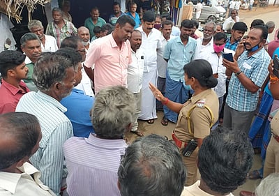 பட்டணம் பேரூராட்சி அலுவலகத்தை பூட்டுப்போட்ட மக்கள்