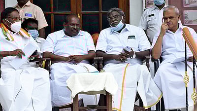 புதுவை சட்டப்பேரவை வளாகத்தில் அமைச்சா் கந்தசாமி 2-ஆவது நாளாக தா்னா