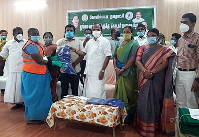 கோவில்பட்டி நகராட்சியில் தூய்மைப் பணியாளா்களுக்கு சீருடை