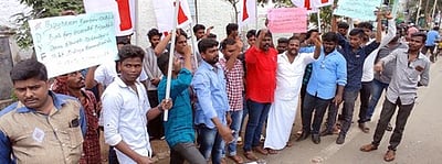 அஞ்சல் தோ்வில் தமிழ் புறக்கணிப்பு: இந்திய ஜனநாயக வாலிபா் சங்கத்தினா் ஆா்ப்பாட்டம்