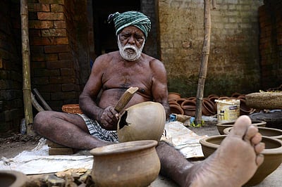 மண்பானைகள் தயாரிப்பில் தொழிலாளர்கள் - புகைப்படங்கள்