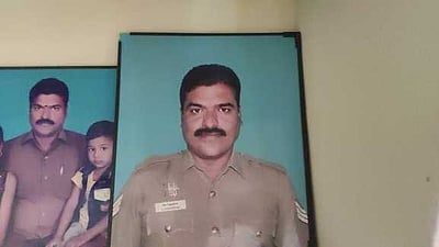 சிறப்பு காவல் உதவி ஆய்வாளா் தூக்கிட்டு தற்கொலை