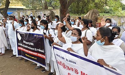 அரசு மருத்துவமனை செவிலியா் ஆா்ப்பாட்டம்