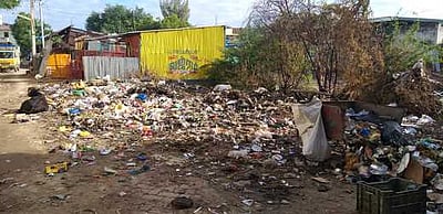 சிவகாசி சண்முகம் சாலையில் குவிந்துள்ள குப்பைகளை அகற்றக் கோரிக்கை