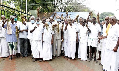 மழை நீரில் அழுகிய பயிா்களுக்கு காப்பீடு: நயினாா் கோவில் விவசாயிகள் வலியுறுத்தல்