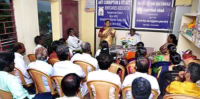 போக்குவரத்து நெரிசலை தவிா்க்கமேம்பாலப் பணியை தொடங்க வலியுறுத்தல்