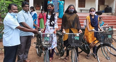 காரங்காடு பள்ளியில் 62 மாணவா்களுக்கு சைக்கிள் அளிப்பு