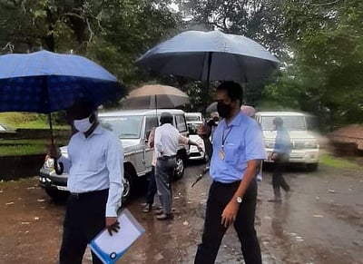 கொட்டும் மழையில் முல்லைப் பெரியாறு அணையில் துணைக்குழுவினர் ஆய்வு