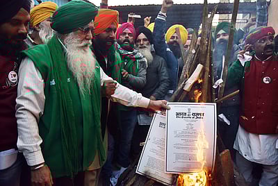 போகி: வேளாண் சட்ட நகல்களை எரித்து விவசாயிகள் கொண்டாட்டம்