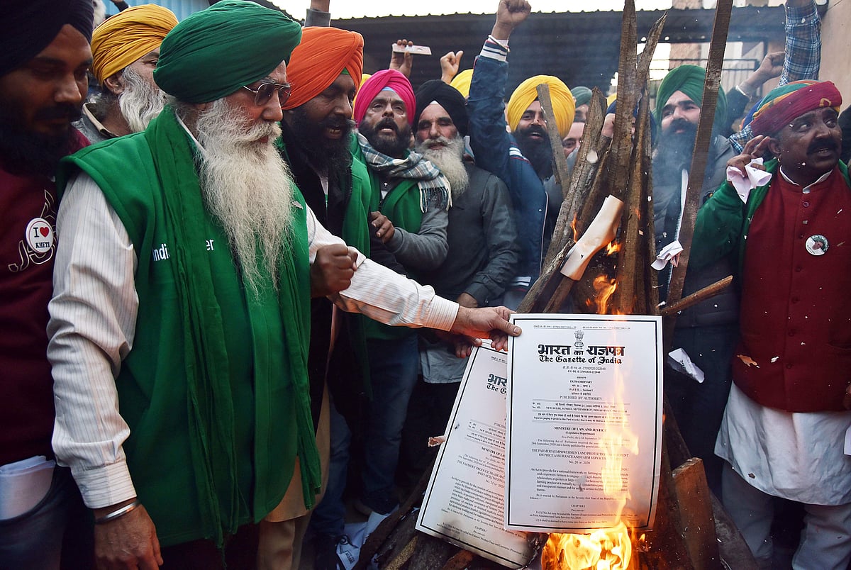 போகி: வேளாண் சட்ட நகல்களை எரித்து விவசாயிகள் கொண்டாட்டம்