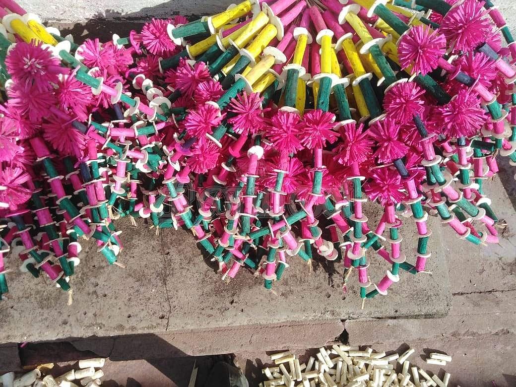 மூன்று மாதங்களாக நெட்டி தக்கை தயாரிக்கும் பணியில் ஒட்டுமொத்த கிராமம் 