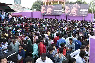 மாஸ்டர் திரைப்படம்: விதிமுறைகளை மீறி சேலம் திரையரங்கில் திரண்ட ரசிகர்கள்!