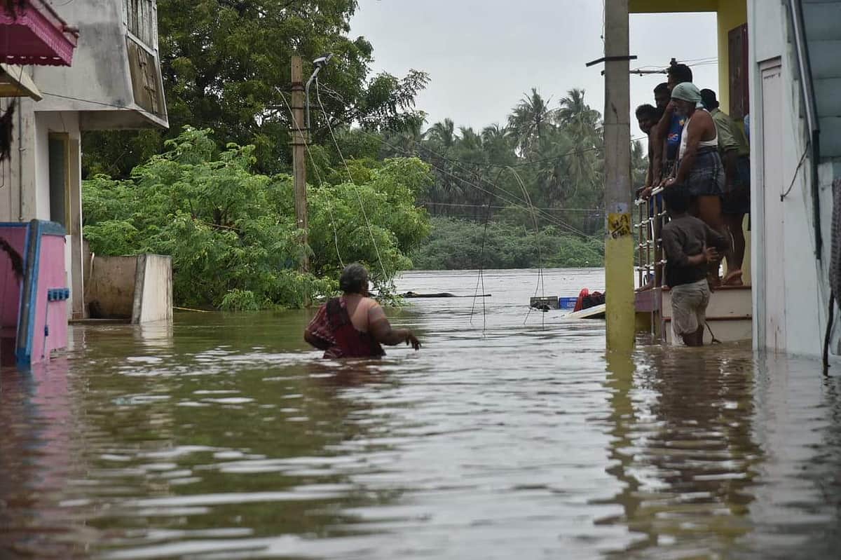 குடியிருப்புப் பகுதிகளைச் சூழ்ந்த தாமிரவருணி வெள்ளம் - புகைப்படங்கள்