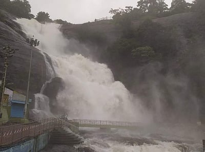 குற்றாலம் பேரருவியில் 2 ஆவது நாளாக வெள்ளப்பெருக்கு