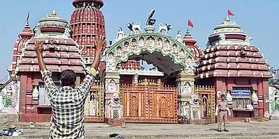 கரோனா எதிரொலி: குஜராத் கோயில்களில் விழுந்து கும்பிட தடை