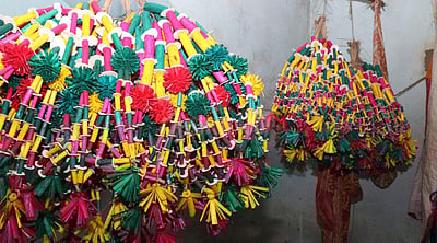 மாட்டுப் பொங்கலுக்காகவே தயாராகும் நெட்டி மாலைகள்