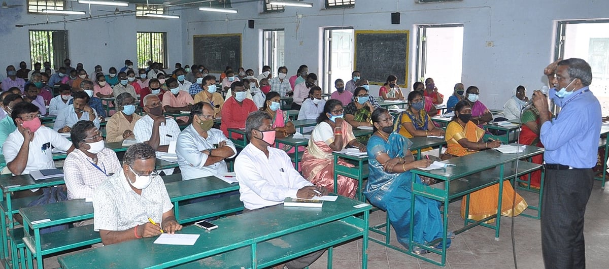 ஜன.19 முதல் அனைத்து ஆசிரியா்களும் பள்ளிக்கு வர உத்தரவு: இறை வணக்கம், விளையாட்டு வகுப்புக்குத் தடை