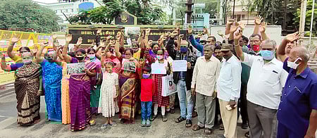 வீடுகளை காலி செய்ய மறுப்பு: ஆட்சியா் அலுவலகத்தில் பொது மக்கள் மனு