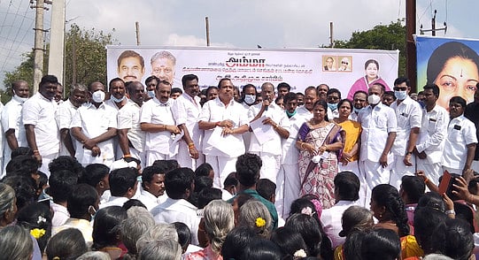 செங்கத்தில் அதிமுகவினா் பெண்களை இழிவுபடுத்தி பேசும் உதயநிதியை கண்டித்து  கண்டன  ஆா்பாட்டம்