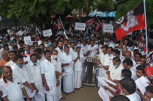 கடலூரில் அதிமுகவினா் ஆா்ப்பாட்டம்