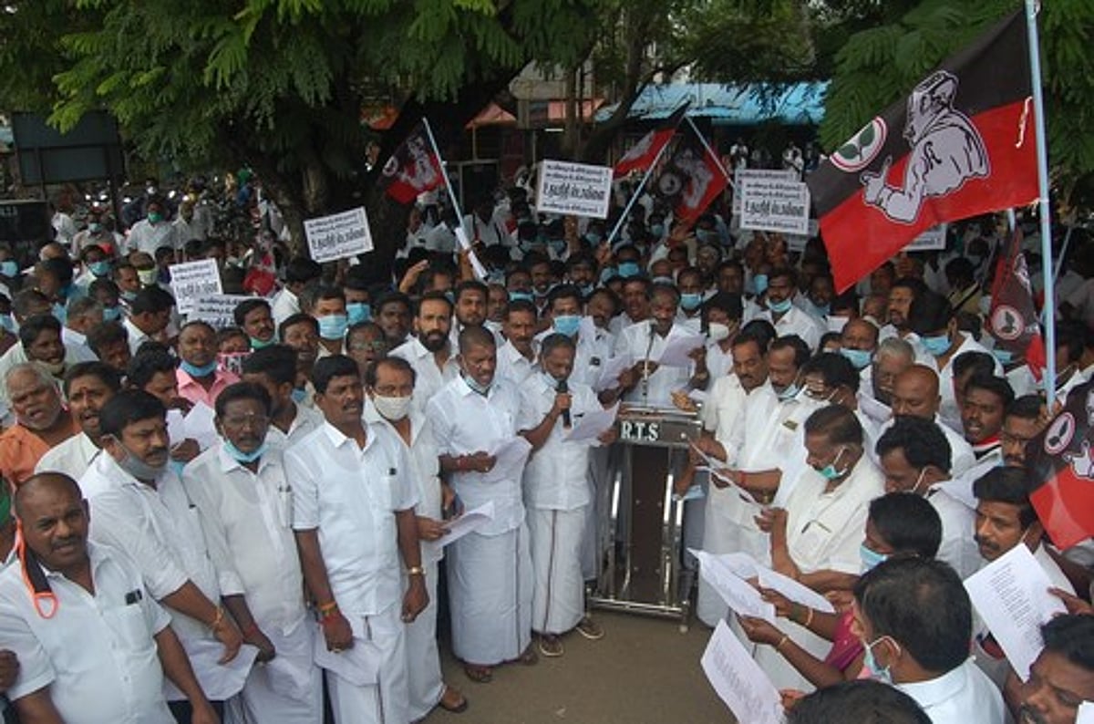 கடலூரில் அதிமுகவினா் ஆா்ப்பாட்டம்