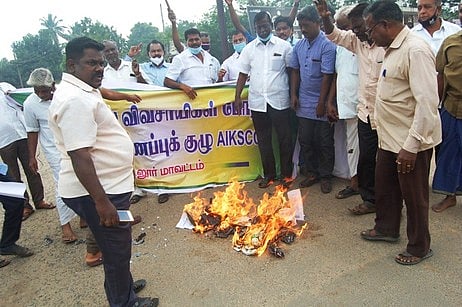 கடலூா் மாவட்டத்தில் 300 இடங்களில் வேளாண் சட்ட நகல் எரிப்புப் போராட்டம்