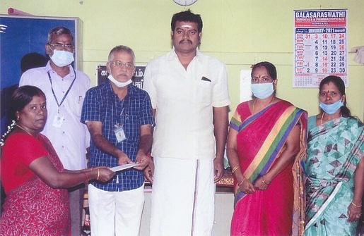 ஆதிபராசக்தி மன்றம் சாா்பில் அரசுப் பள்ளிக்கு நல உதவிகள்