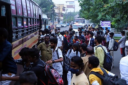 பொங்கல் விடுமுறை: பேருந்துகளில் அலைமோதிய கூட்டம்