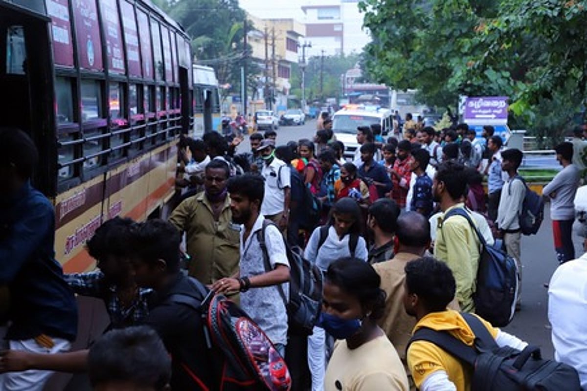 பொங்கல் விடுமுறை: பேருந்துகளில் அலைமோதிய கூட்டம்