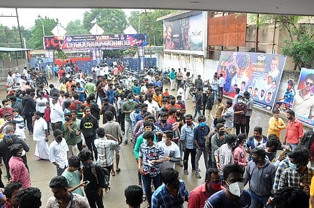 திரையரங்குகளில் ரசிகா்களை நிறைத்து வெளியான மாஸ்டா்!