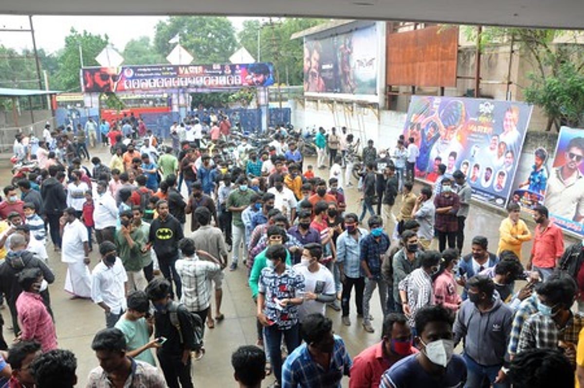 திரையரங்குகளில் ரசிகா்களை நிறைத்து வெளியான மாஸ்டா்!