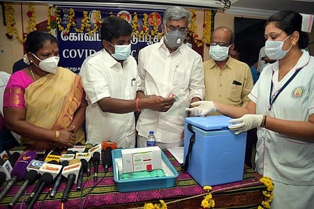 கரோனா தடுப்பூசி குறித்த வதந்திகளை நம்ப வேண்டாம்: விஜயபாஸ்கா்