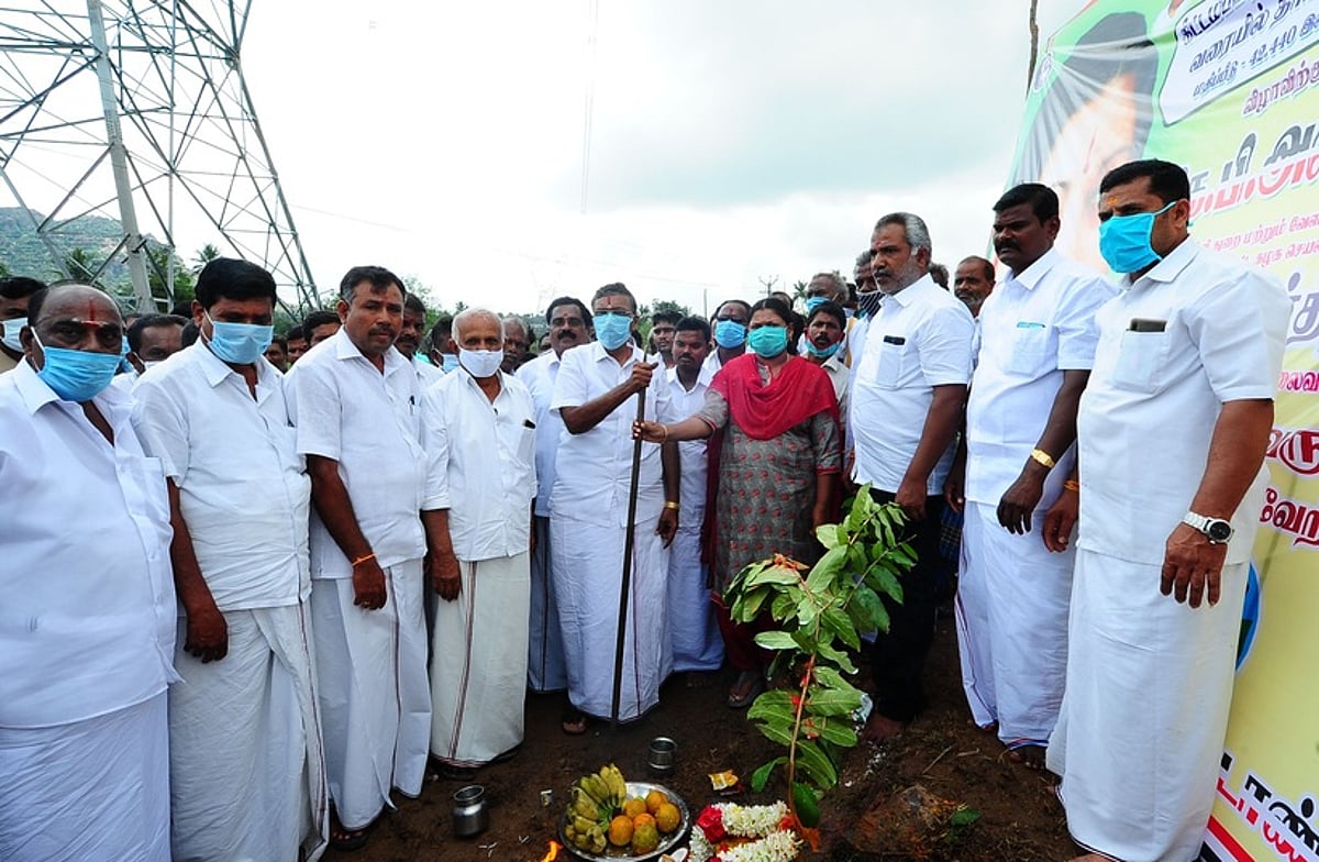 பாலக்கோட்டில் ரூ. 1.83 கோடியில் சாலைப் பணிகள் தொடக்கம்