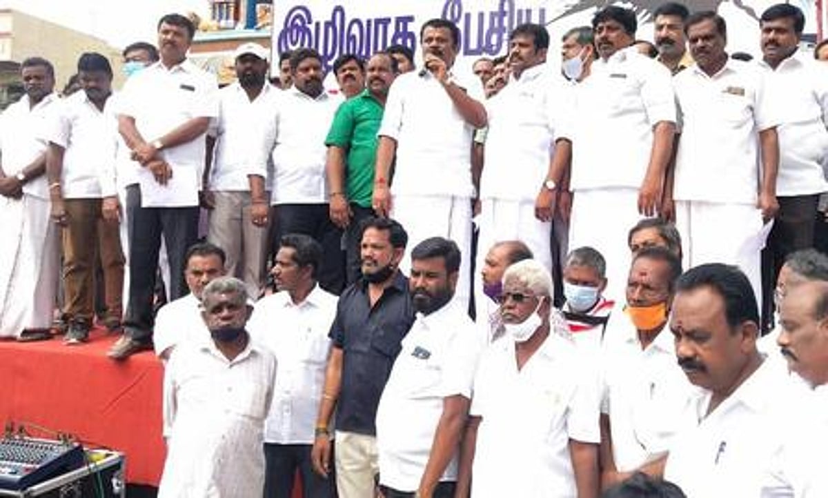 ஒசூரில் உதயநிதியை கண்டித்து அதிமுகவினா் ஆா்பாட்டம்