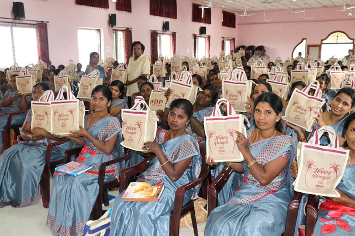 ஐவிடிபி பணியாளா்களுக்கு பொங்கல் தொகுப்பு பரிசளிப்பு